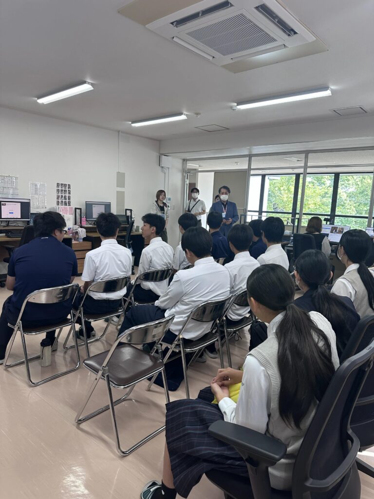北稜高校の生徒が会社見学